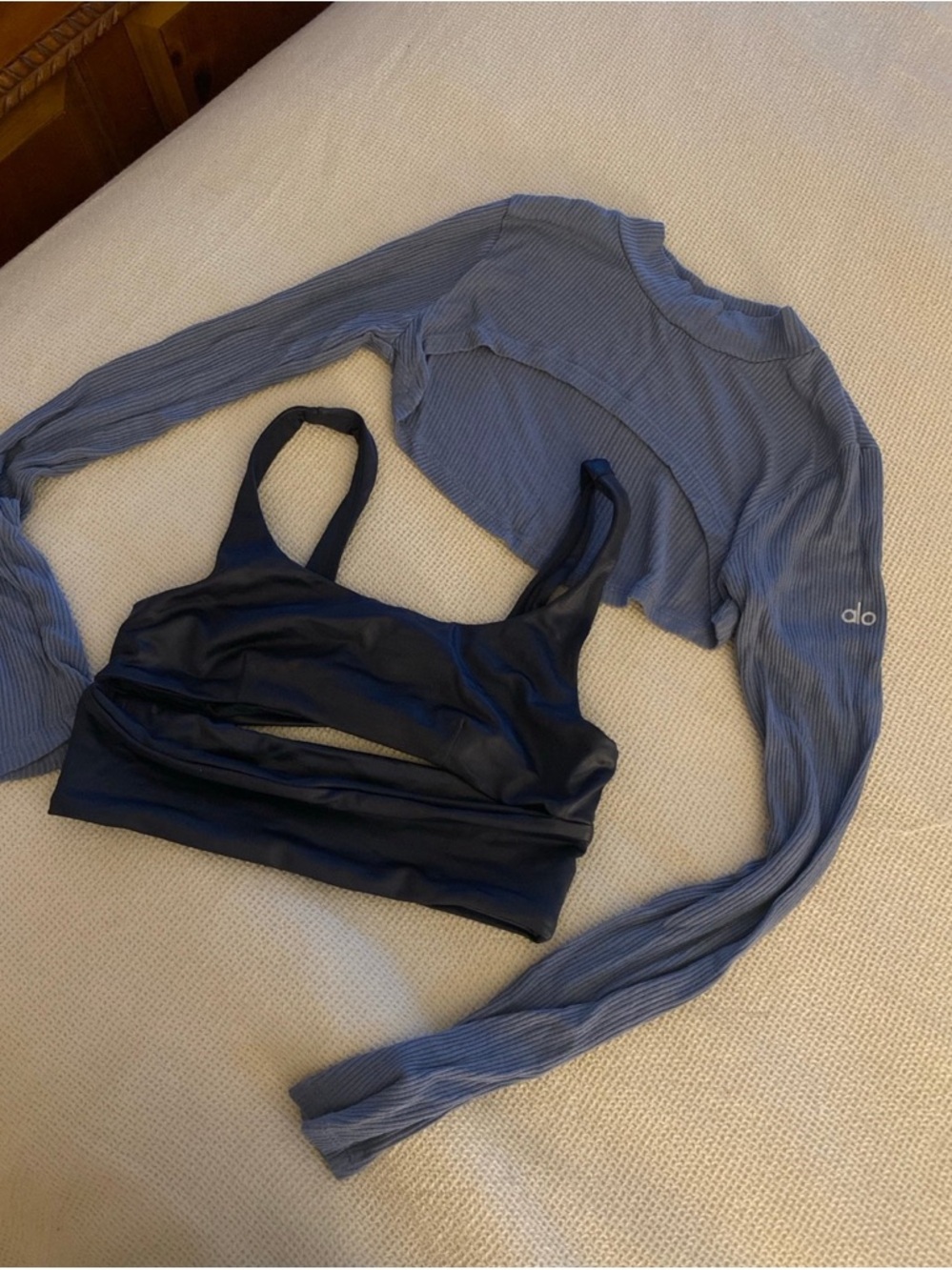 ALO yoga sports bra and long sleeve cover bundle